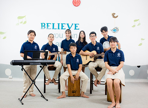 Học sinh Trường UKA trong giờ học môn Âm nhạc (ảnh: NHG) Học sinh Trường UKA trong giờ học môn Âm nhạc (ảnh: NHG)