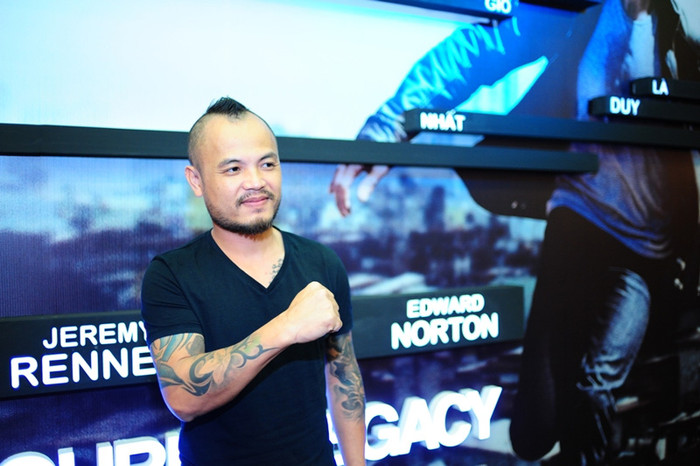 Anh khoe cánh tay săm trổ...rất phong cách rock