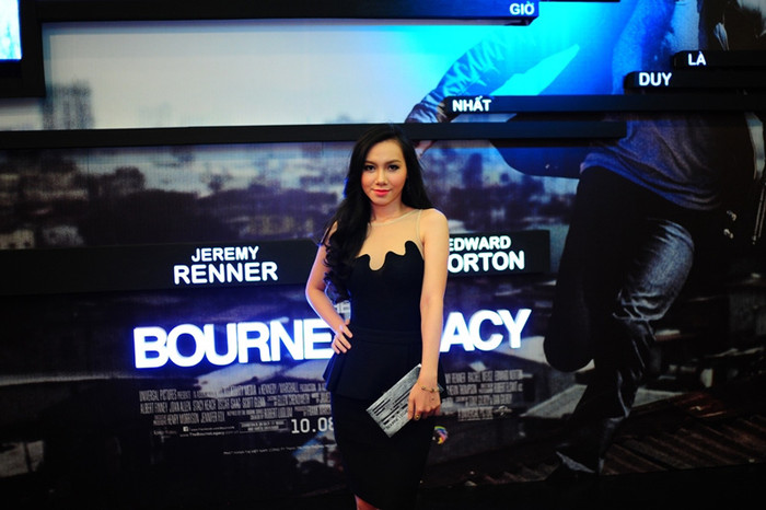 Cô rất gợi cảm với bộ váy đen.