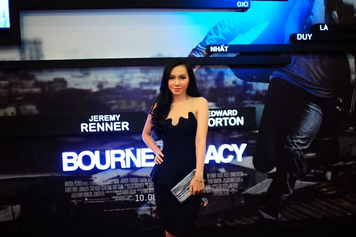 Cô rất gợi cảm với bộ váy đen.