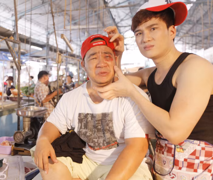 Trong album mới, mặc dù các ca khúc đều là đặt hàng, nhưng Lâm Chấn Huy đã là người đưa ra ý tưởng một số ca khúc như Ừ thì anh nhớ em, Với anh em là niềm đau… Đây là những tâm sự của anh trong câu chuyện tình yêu của chính mình và anh múôn được chuyển tải qua bài hát.