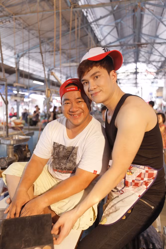 Ngoài Hiếu Hiền, album của Lâm Chấn Huy còn có sự tham dự của các diễn viên như: hotgirl Lily Luta, Hương Angela, Moon Hằng…