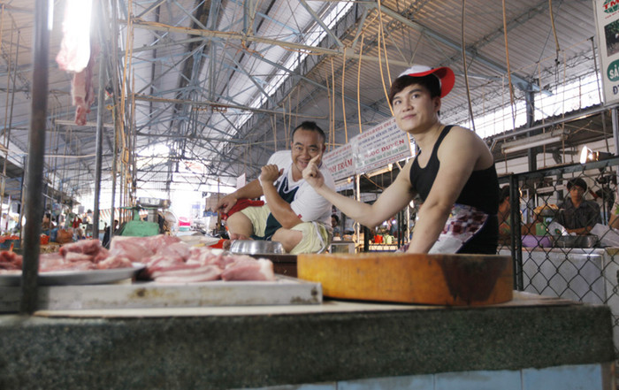 Hiếu Hiền đóng cặp cùng Lâm Chấn Huy trong ca khúc “Thà rằng anh không nhìn thấy”. Trong nghề, Hiếu Hiền là người anh mà Lâm Chấn Huy luôn tôn trọng và yêu quý, chính vì vậy, khi Lâm Chấn Huy mời đóng clip, Hiếu Hiền đã vui vẻ nhận lời ngay. Hiếu Hiền đóng cặp cùng Lâm Chấn Huy trong ca khúc “Thà rằng anh không nhìn thấy”. Trong nghề, Hiếu Hiền là người anh mà Lâm Chấn Huy luôn tôn trọng và yêu quý, chính vì vậy, khi Lâm Chấn Huy mời đóng clip, Hiếu Hiền đã vui vẻ nhận lời ngay.