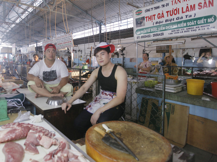 Chàng bán thịt lợn Lâm Chấn Huy và Hiếu Hiền. Chàng bán thịt lợn Lâm Chấn Huy và Hiếu Hiền.