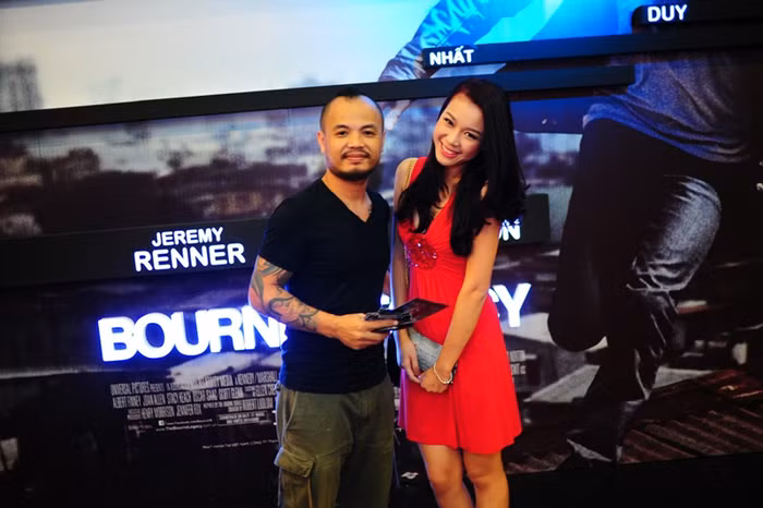 Trần Lập đi xem phim ngay trước giờ chuẩn bị phát sóng The Voice, vòng thi Đối đầu.