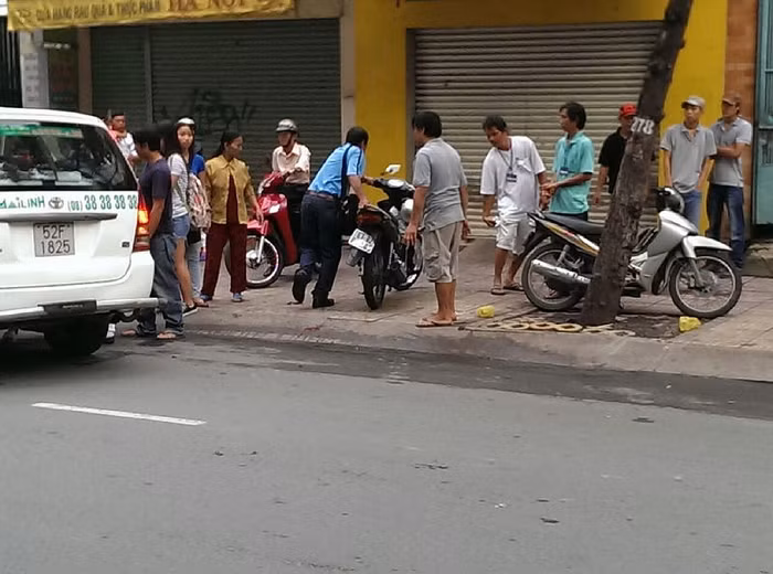Chiếc xe máy của nạn nhân được được đưa lên vỉa hè