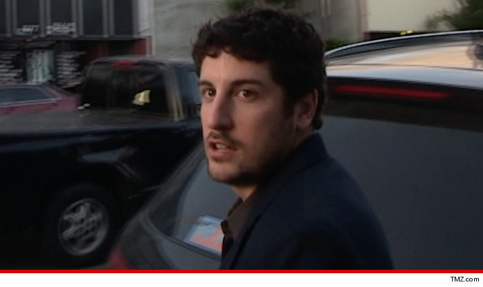 Nam diễn viên hài bị ném đá vì mang vụ tai nạn máy bay thảm khốc ra làm trò đùa