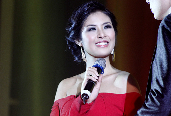 Hoa hậu Ngọc Hân rạng rỡ trong một trang phục do cô tự thiết kế. Hoa hậu Ngọc Hân rạng rỡ trong một trang phục do cô tự thiết kế.