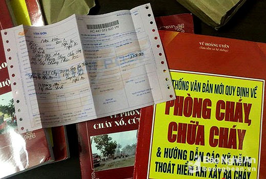 Tài liệu được các đối tượng lừa đảo bán với giá gấp 5-7 lần giá thị trường (Ảnh: Báo Nghệ An) Tài liệu được các đối tượng lừa đảo bán với giá gấp 5-7 lần giá thị trường (Ảnh: Báo Nghệ An)