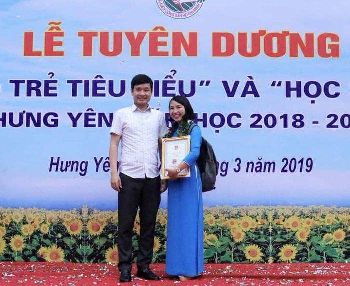 Là giáo viên có tinh thần cầu tiến, cô Thúy luôn chủ động học hỏi, đổi mới cách dạy nhằm truyền tải kiến thức đến học sinh một cách dễ dàng nhất. (ảnh: NVCC) Là giáo viên có tinh thần cầu tiến, cô Thúy luôn chủ động học hỏi, đổi mới cách dạy nhằm truyền tải kiến thức đến học sinh một cách dễ dàng nhất. (ảnh: NVCC)