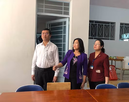 Thứ trưởng Nguyễn Văn Phúc đi kiểm tra khu vực sao in đề, chấm thi (Ảnh: P.L)