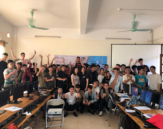 Niềm vui của sinh viên ngành Điện tử - Viễn thông sau khi tham dự hội thảo (Ảnh: PĐ) Niềm vui của sinh viên ngành Điện tử - Viễn thông sau khi tham dự hội thảo (Ảnh: PĐ)