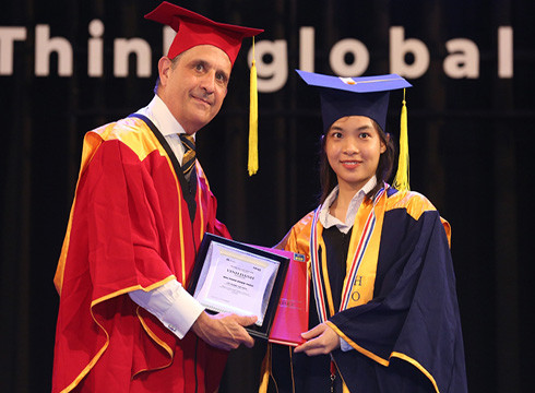 Ngài Tổng lãnh sự Pháp trao bằng tốt nghiệp cho các tân cử nhân của HSU (Ảnh: HSU) Ngài Tổng lãnh sự Pháp trao bằng tốt nghiệp cho các tân cử nhân của HSU (Ảnh: HSU)