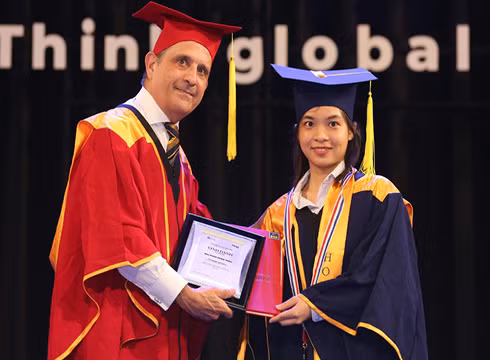 Ngài Tổng lãnh sự Pháp trao bằng tốt nghiệp cho các tân cử nhân của HSU (Ảnh: HSU)