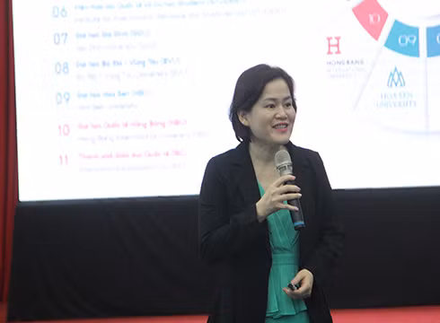 Bà Lê Nguyễn Trung Nguyên giải đáp các thắc mắc của phụ huynh (ảnh: NHG) Bà Lê Nguyễn Trung Nguyên giải đáp các thắc mắc của phụ huynh (ảnh: NHG)