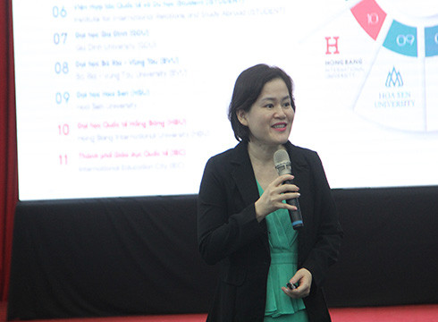 Bà Lê Nguyễn Trung Nguyên giải đáp các thắc mắc của phụ huynh (ảnh: NHG) Bà Lê Nguyễn Trung Nguyên giải đáp các thắc mắc của phụ huynh (ảnh: NHG)