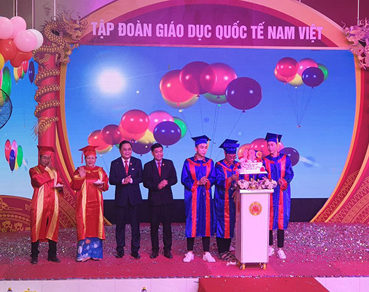 Lãnh đạo trường Nam Việt cùng chúc mừng sinh nhật tuổi 18 của học sinh lớp 12 (ảnh: P.L)