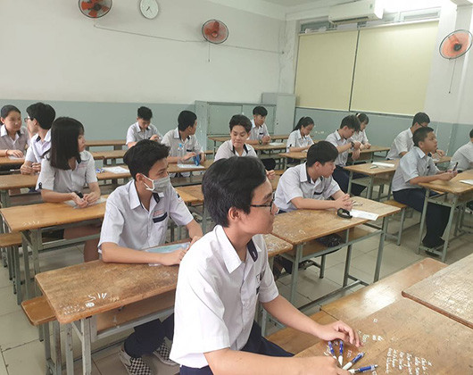 Thí sinh làm bài thi tuyển sinh vào lớp 10 ở một điểm thi (ảnh: P.L) Thí sinh làm bài thi tuyển sinh vào lớp 10 ở một điểm thi (ảnh: P.L)