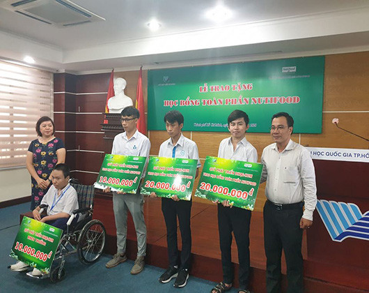 Đại học Quốc gia Thành phố Hồ Chí Minh trao học bổng cho sinh viên nghèo (ảnh: P.L) Đại học Quốc gia Thành phố Hồ Chí Minh trao học bổng cho sinh viên nghèo (ảnh: P.L)