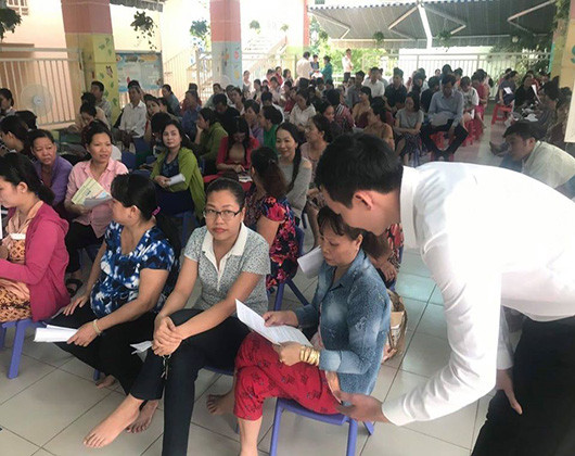 Phụ huynh một trường được giới thiệu về việc đóng học phí không dùng tiền mặt (ảnh: CTV) Phụ huynh một trường được giới thiệu về việc đóng học phí không dùng tiền mặt (ảnh: CTV)