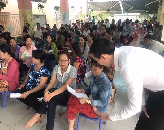 Phụ huynh một trường được giới thiệu về việc đóng học phí không dùng tiền mặt (ảnh: CTV)