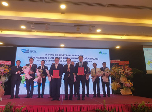 Công bố bộ máy lãnh đạo của Viện Nghiên cứu Phát triển kinh tế tuần hoàn (ảnh: P.L) Công bố bộ máy lãnh đạo của Viện Nghiên cứu Phát triển kinh tế tuần hoàn (ảnh: P.L)