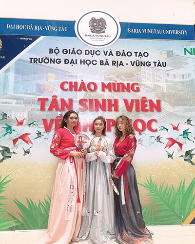 Sinh viên BVU trong trang phục cô Trung Quốc (ảnh: BVU) Sinh viên BVU trong trang phục cô Trung Quốc (ảnh: BVU)