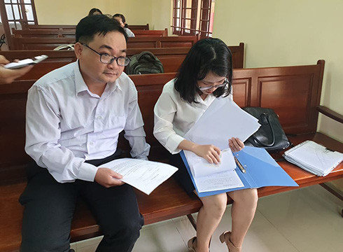 Thầy Phạm Quốc Đạt trao đổi với người đại diện theo ủy quyền của mình (ảnh: P.L) Thầy Phạm Quốc Đạt trao đổi với người đại diện theo ủy quyền của mình (ảnh: P.L)