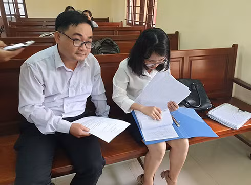 Thầy Phạm Quốc Đạt trao đổi với người đại diện theo ủy quyền của mình (ảnh: P.L)
