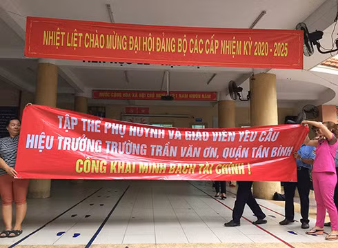 Phụ huynh yêu cầu Hiệu trưởng trường Trần Văn Ơn cần công khai minh bạch tài chính (ảnh: CTV)