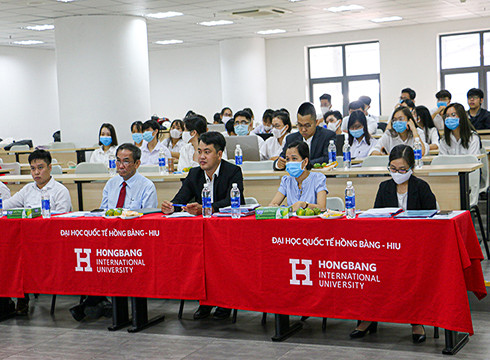 Tiến sĩ Nguyễn Văn Thành (giữa) trong một hoạt động tại HIU (ảnh: HIU) Tiến sĩ Nguyễn Văn Thành (giữa) trong một hoạt động tại HIU (ảnh: HIU)