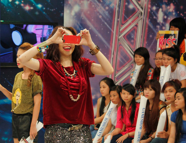 Cô chia sẻ, ban đầu khá lo lắng, nhưng càng chơi càng hứng thú. Đây cũng là lần đầu tiên cô được dự một buổi quay hình thoải mái đến vậy. Cô chia sẻ, ban đầu khá lo lắng, nhưng càng chơi càng hứng thú. Đây cũng là lần đầu tiên cô được dự một buổi quay hình thoải mái đến vậy.