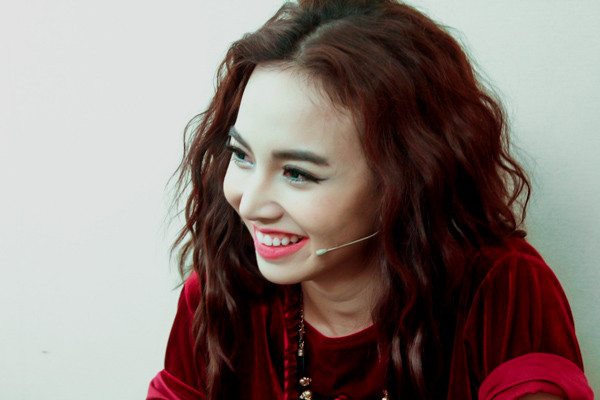 Đinh Ngọc Diệp vừa trở thành khách mời của buổi ghi hình chương trình '2idol'. Trong buổi này, Đinh Ngọc Diệp đã trò chuyện rất cởi mở, thẳng thắn. Không chỉ chia sẻ về công việc hiện tại cũng như kế hoạch sắp tới, cô không ngại đề cập đến những scandal phải đối mặt trong khoảng thời gian bước chân vào showbiz. Đinh Ngọc Diệp vừa trở thành khách mời của buổi ghi hình chương trình '2idol'. Trong buổi này, Đinh Ngọc Diệp đã trò chuyện rất cởi mở, thẳng thắn. Không chỉ chia sẻ về công việc hiện tại cũng như kế hoạch sắp tới, cô không ngại đề cập đến những scandal phải đối mặt trong khoảng thời gian bước chân vào showbiz.