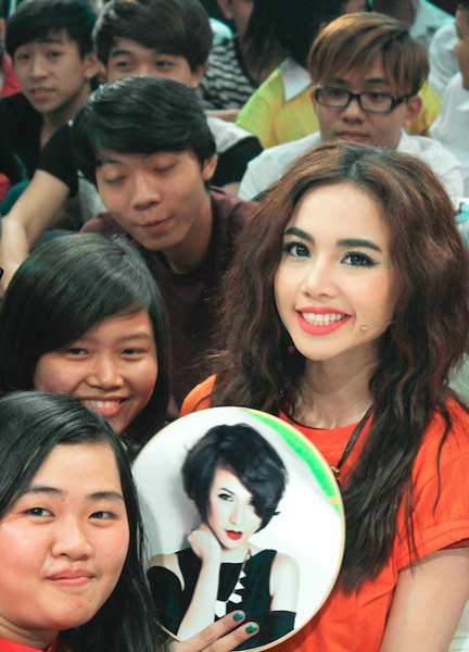 Ngoài những tâm sự chân thành, Đinh Ngọc Diệp cũng nhiệt tình tham gia các trò chơi cùng fan. Ngoài những tâm sự chân thành, Đinh Ngọc Diệp cũng nhiệt tình tham gia các trò chơi cùng fan.