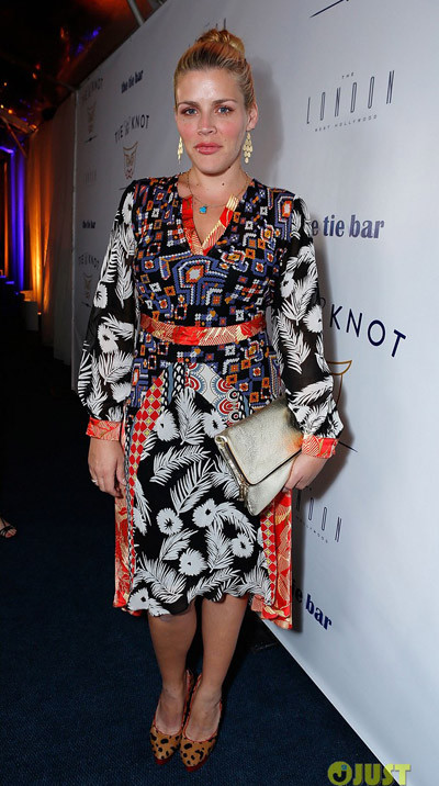 Diễn viên Busy Philipps trở thành "thảm họa thời trang" với bộ váy màu sắc sặc sỡ cùng đôi giày họa tiết da báo, làm cô béo ú và lòe loẹt. Diễn viên Busy Philipps trở thành "thảm họa thời trang" với bộ váy màu sắc sặc sỡ cùng đôi giày họa tiết da báo, làm cô béo ú và lòe loẹt.