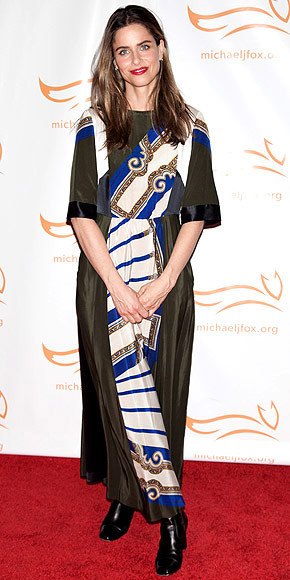 Amanda Peet vốn được biết tới là một người mẫu kiêm diễn viên xinh đẹp, tuy nhiên bộ váy dài với màu sắc và kiểu dáng có phần quê mùa kết hợp cùng đôi bốt da đen khiến mọi người không còn thấy được bất cứ nét đẹp nào của cô. Amanda Peet vốn được biết tới là một người mẫu kiêm diễn viên xinh đẹp, tuy nhiên bộ váy dài với màu sắc và kiểu dáng có phần quê mùa kết hợp cùng đôi bốt da đen khiến mọi người không còn thấy được bất cứ nét đẹp nào của cô.