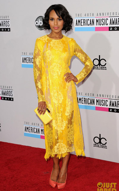 Diễn viên Kerry Washington nổi bật trên thảm đỏ 2012 American Music Awards một cách không mấy tự hào khi cô diện bộ váy xuyên thấu màu vàng neon hoàn toàn tương phản màu da và mix cùng đôi giày với màu sắc chẳng hề "ăn nhập". Diễn viên Kerry Washington nổi bật trên thảm đỏ 2012 American Music Awards một cách không mấy tự hào khi cô diện bộ váy xuyên thấu màu vàng neon hoàn toàn tương phản màu da và mix cùng đôi giày với màu sắc chẳng hề "ăn nhập".