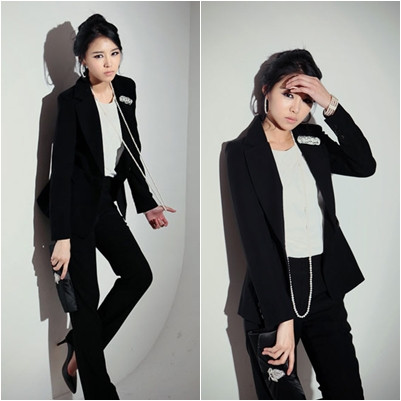 Sang trọng với vest đen và áo sơ mi trắng, phụ kiện ánh kim