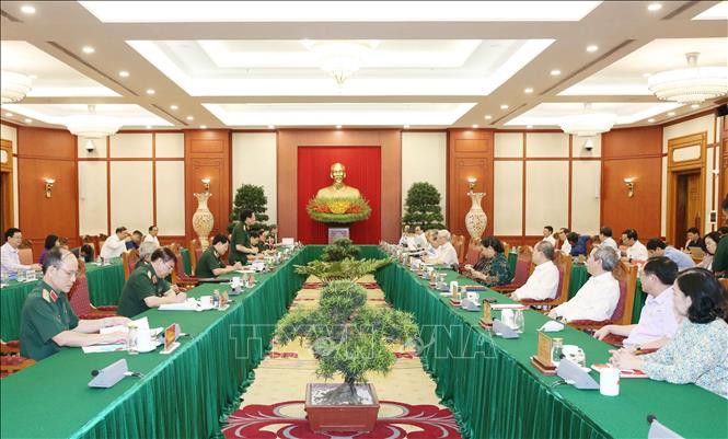 Sáng 12/9, tại Trụ sở Trung ương Đảng, tập thể Bộ Chính trị đã làm việc với Thường vụ Quân ủy Trung ương, cho ý kiến về dự thảo văn kiện và công tác chuẩn bị nhân sự Đại hội Đảng bộ Quân đội lần thứ XI, nhiệm kỳ 2020-2025. Tổng Bí thư, Chủ tịch nước Nguyễn Phú Trọng chủ trì buổi làm việc. Sáng 12/9, tại Trụ sở Trung ương Đảng, tập thể Bộ Chính trị đã làm việc với Thường vụ Quân ủy Trung ương, cho ý kiến về dự thảo văn kiện và công tác chuẩn bị nhân sự Đại hội Đảng bộ Quân đội lần thứ XI, nhiệm kỳ 2020-2025. Tổng Bí thư, Chủ tịch nước Nguyễn Phú Trọng chủ trì buổi làm việc.