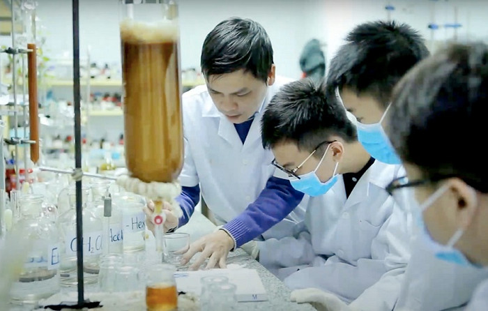 Tại phòng thí nghiệm của Viện Hóa sinh biển – Viện Hàn lâm Khoa học và Công nghệ Việt Nam, Tiến sĩ Lê Nguyễn Thành hướng dẫn nhóm Tử Minh thực hiện dự án về keo ong dú. Tại phòng thí nghiệm của Viện Hóa sinh biển – Viện Hàn lâm Khoa học và Công nghệ Việt Nam, Tiến sĩ Lê Nguyễn Thành hướng dẫn nhóm Tử Minh thực hiện dự án về keo ong dú.