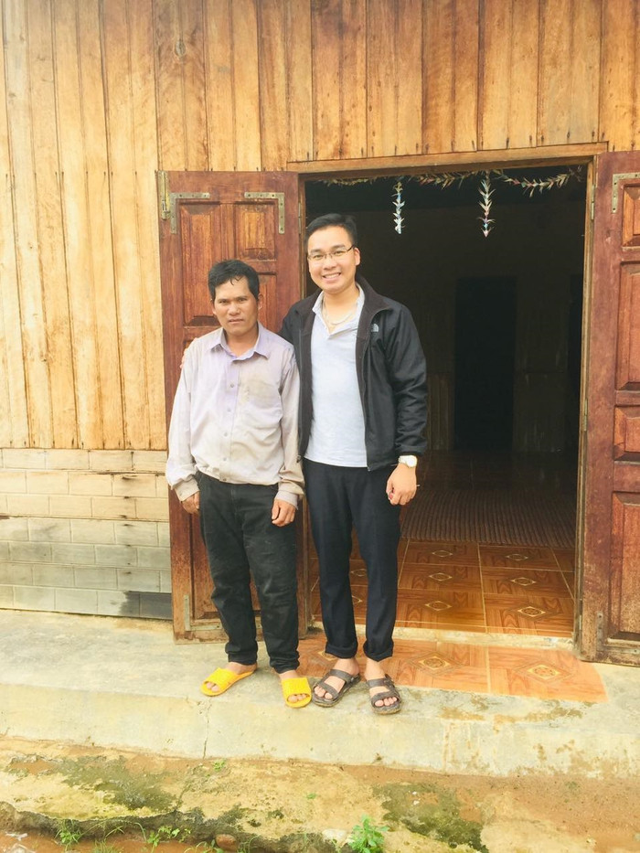 Thầy Duy cùng phụ huynh học sinh trong một lần vận động học sinh tới trường năm học trước. (Ảnh: Nhân vật cung cấp)