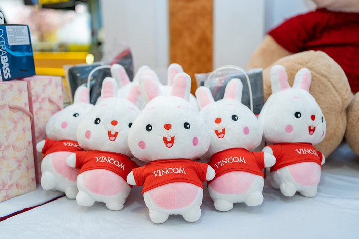 Bộ quà tặng độc quyền Vincom năm nay bao gồm: thỏ bông xinh xắn và truyện tranh “Cuộc phiêu lưu của Tít và Mít tới Kinh đô Ánh trăng” được khách hàng đặc biệt yêu thích. Quà được dành tặng cho khách hàng có hóa đơn mua sắm từ 500.000VNĐ trở lên từ các Vincom Mega Mall, Vincom Plaza, Vincom+ và 1.000.000VNĐ trở lên từ Vincom Center trên toàn quốc trong ngày 03-04/10.