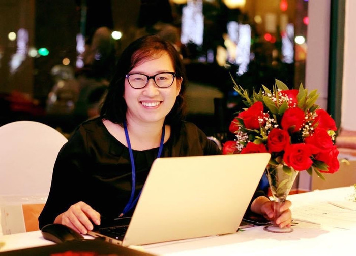 Chị Quỳnh Liên, người bắt gặp hình ảnh của chính mình và con gái nhỏ trơng bức thư “lời chưa nói” vào ngày lễ trưởng thành cuối tiểu học. (Ảnh: Nhân vật cung cấp)