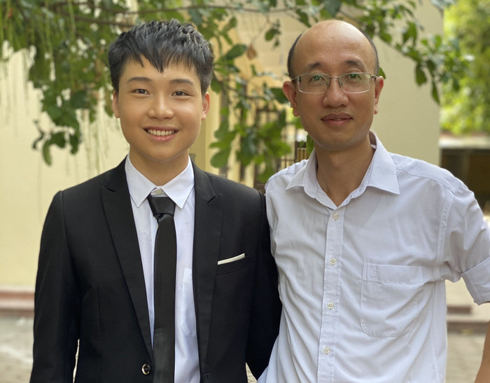 Hà Huy Công (bên trái) được truyền cảm hứng và đam mê nghề giáo từ thầy giáo chủ nhiệm (Ảnh: Nhân vật cung cấp) Hà Huy Công (bên trái) được truyền cảm hứng và đam mê nghề giáo từ thầy giáo chủ nhiệm (Ảnh: Nhân vật cung cấp)