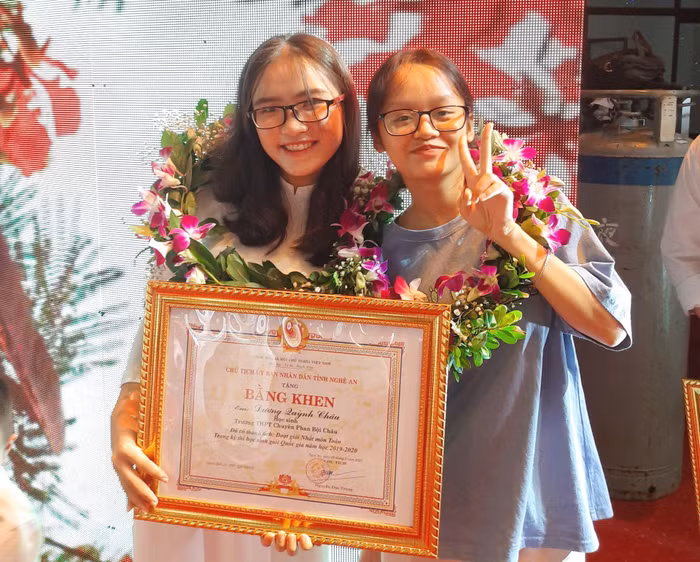 Dương Quỳnh Châu (bên trái) quyết định học sư phạm Toán dù trúng tuyển 4 trường đại học top đầu (Ảnh: Nhân vật cung cấp)