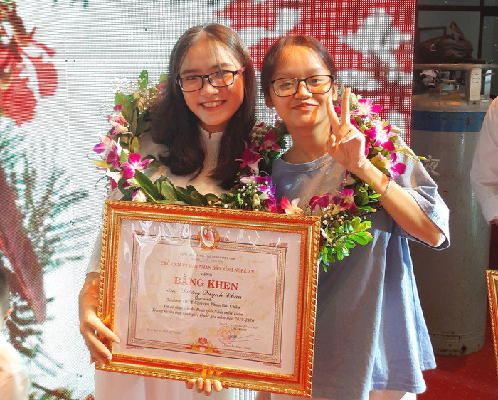 Dương Quỳnh Châu (bên trái) quyết định học sư phạm Toán dù trúng tuyển 4 trường đại học top đầu (Ảnh: Nhân vật cung cấp) Dương Quỳnh Châu (bên trái) quyết định học sư phạm Toán dù trúng tuyển 4 trường đại học top đầu (Ảnh: Nhân vật cung cấp)