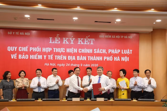 GDVN- Ngày 24/9, tại Hà Nội diễn ra Lễ ký kết Quy chế phối hợp về thực hiện chính sách, pháp luật Bảo hiểm y tế giữa Bảo hiểm xã hội Thành phố Hà Nội và Sở Y tế Hà Nội.