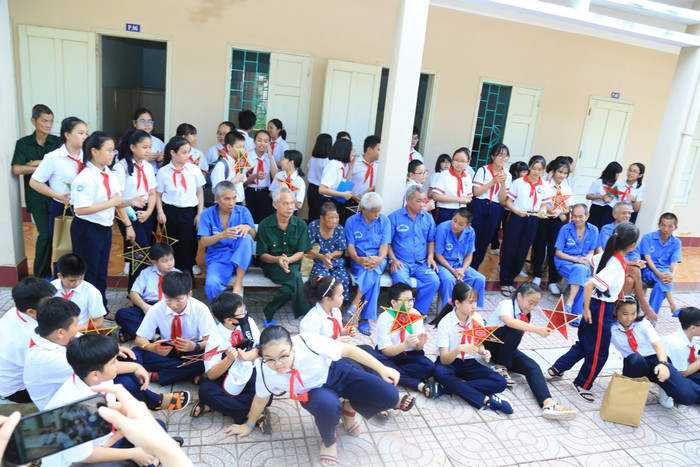 Học sinh cùng vui Trung thu với thương bệnh binh có bệnh có bệnh lý không lên hội trường được. Học sinh cùng vui Trung thu với thương bệnh binh có bệnh có bệnh lý không lên hội trường được.