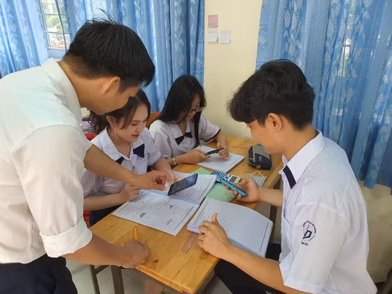 Học sinh sử dụng điện thoại di động để tra cứu thông tin trong giờ học. (Ảnh minh họa: Sggp.org.vn)