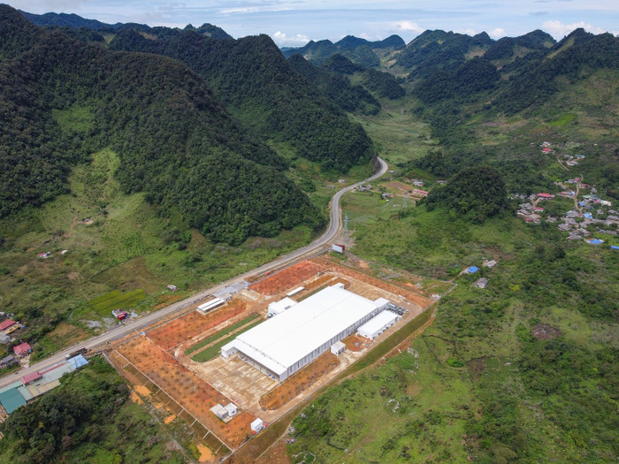 Nhà máy sẽ thu mua hoa quả nguyên liệu từ các vùng trồng hoa quả trọng điểm ở Sơn La và mở rộng sang cả Hòa Bình, Yên Bái. Nhà máy sẽ thu mua hoa quả nguyên liệu từ các vùng trồng hoa quả trọng điểm ở Sơn La và mở rộng sang cả Hòa Bình, Yên Bái.